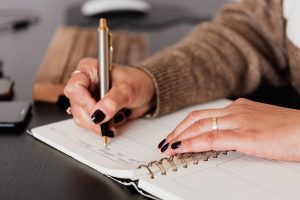 Lag deg en publiseringsplan. Enten i en bok eller i et regneark. Photo by Karolina Grabowska from Pexels